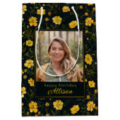 Elegantes Gelbes Buttercup Blume Foto Geburtstag Mittlere Geschenktüte (Vorderseite)