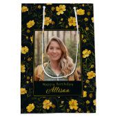 Elegantes Gelbes Buttercup Blume Foto Geburtstag Mittlere Geschenktüte (Rückseite)