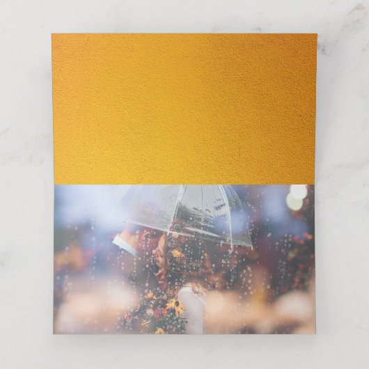 Elegantes, gelbes, texturiertes Monogramm-Hochzeit Platzkarte (Innenseite Aufgefaltet)