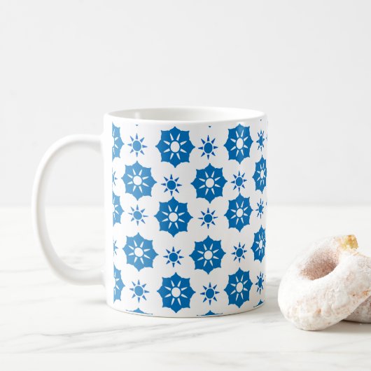 Elegantes geometrisches, blau-weißes Muster Kaffeetasse (Mit Donut)