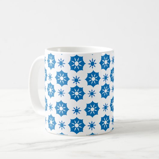 Elegantes geometrisches, blau-weißes Muster Kaffeetasse (Vorderseite Links)
