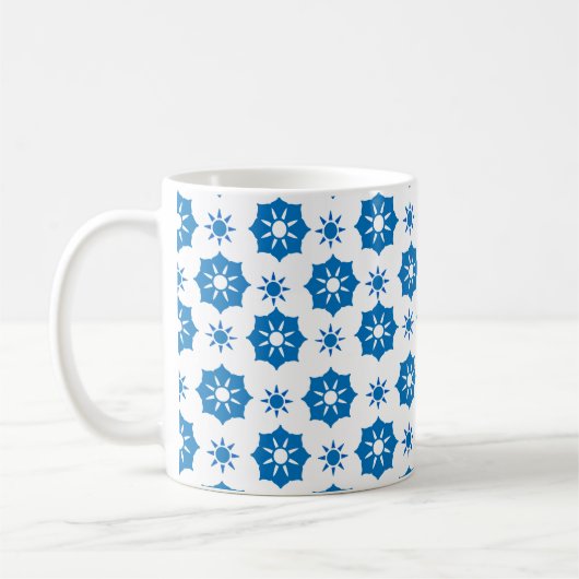 Elegantes geometrisches, blau-weißes Muster Kaffeetasse (Links)