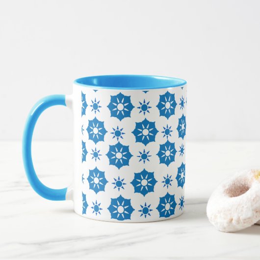 Elegantes geometrisches, blau-weißes Muster Tasse (Mit Donut)