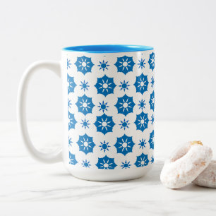 Elegantes geometrisches, blau-weißes Muster Zweifarbige Tasse