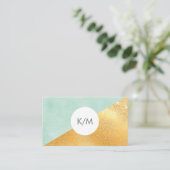 Elegantes geometrisches Mint Green & Gold Monogram Visitenkarte (Stehend Vorderseite)