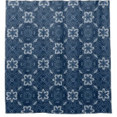Elegantes geometrisches Muster in Blau und Weiß Duschvorhang (Vorderseite)