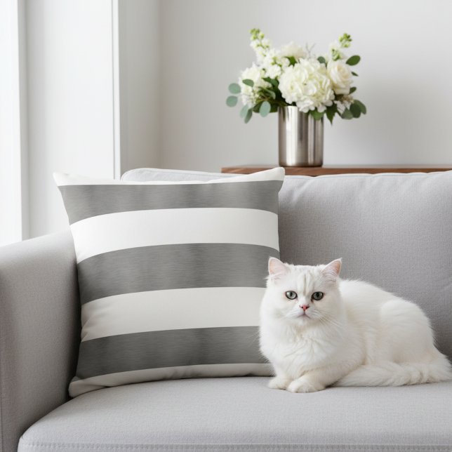 Elegantes gestreiftes Weiß und metallisches Silber Kissen (Decorative white and silver gray throw pillow.)
