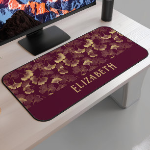Elegantes Ginkgo-Muster Monogramm Name Burgunderro Schreibtischunterlage