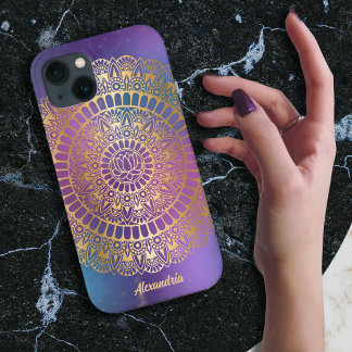 Elegantes Gold auf dem hellen Nebula Lotus Henna M iPhone 13 Hülle