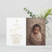 Elegantes Gold Baby Boy Baptism Foto Einladung (Stehend Vorderseite)