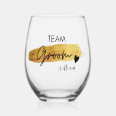 Elegantes Gold & Black Modern Typografy Team Groom Weinglas Ohne Stiel (Vorderseite)