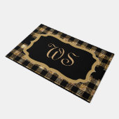 Elegantes Gold Black Tartan Kariert Mit Monogramm Fußmatte (Schrägansicht)