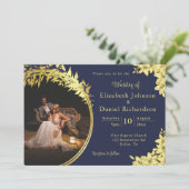 Elegantes Gold, Blau mit Lilies Foto Hochzeit Einladung (Stehend Vorderseite)