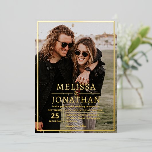 Elegantes Gold Border Script Foto QR Code Hochzeit Folieneinladung (Stehend vorne)