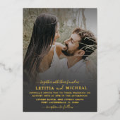 Elegantes Gold Calligraphy Foto Wedding Folieneinladung (Vorderseite)