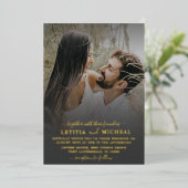 Elegantes Gold Calligraphy Foto Wedding Folieneinladung (Stehend vorne)