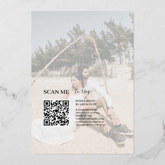 Elegantes Gold Calligraphy Foto Wedding Folieneinladung (Rückseite)