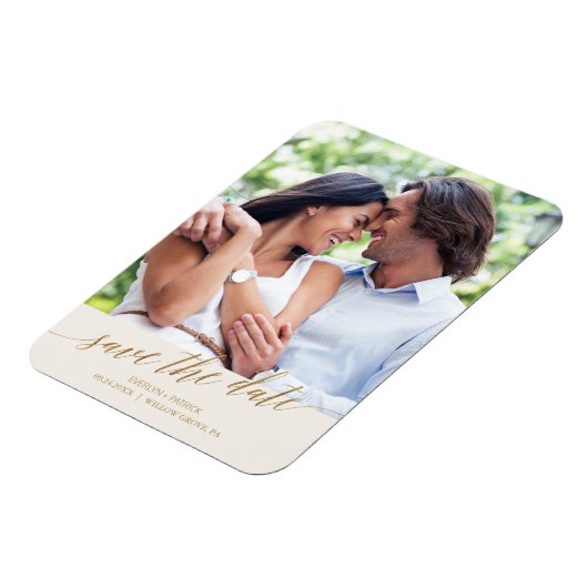 Elegantes Gold Calligraphy Ivory Save the Date Fot Magnet (Linke Seite)