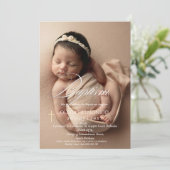 Elegantes Gold Cross Overlay Foto Taufe Einladung (Stehend Vorderseite)