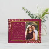 Elegantes Gold Curls Burgundy Calendar Foto Hochze Save The Date (Stehend Vorderseite)