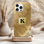 Elegantes Gold-Damaskus-Muster-Monogramm iPhone 15 Hülle