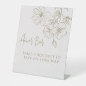 Elegantes Gold Floral Ein kleines Bouquet Sockelschild (Vorderseite)