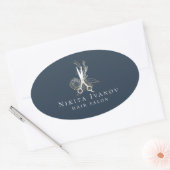 Elegantes Gold Floral Salon Scissors Logo Ovaler Aufkleber (Umschlag)