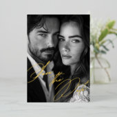 Elegantes Gold Foil Calligrafy Foto Save the Date Folieneinladung (Stehend vorne)