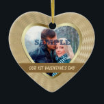 Elegantes Gold Foto Vorlage Unser erstes Valentine Keramikornament<br><div class="desc">Dieses elegante Ornament besticht durch ein besonderes Foto in einem glänzenden goldgelben, herzförmigen Rahmen vor einem hübschen geometrischen Muster. Ihr Text ist in hellgold auf einem dunkelvergoldeten Banner, der in dünnem Gold gerahmt ist. Auf der Rückseite des Ornaments befindet sich ein herzförmiges Feld mit mehr Textfeldern, die Sie anpassen können....</div>
