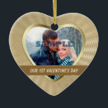 Elegantes Gold Foto Vorlage Unser erstes Valentine Keramikornament<br><div class="desc">Dieses elegante Ornament besticht durch ein besonderes Foto in einem glänzenden goldgelben, herzförmigen Rahmen vor einem hübschen geometrischen Muster. Ihr Text ist in hellgold auf einem dunkelvergoldeten Banner, der in dünnem Gold gerahmt ist. Auf der Rückseite des Ornaments befindet sich ein herzförmiges Feld mit mehr Textfeldern, die Sie anpassen können....</div>