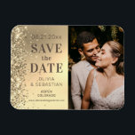 Elegantes Gold Glitzer Foto Hochzeit speichern Magnet<br><div class="desc">Das elegante Gold Glitzer Foto Wedding Save The Date Invitation Magnete verfügt über ein elegantes braunes Drehbuch auf einem goldenen Glitzer-Hintergrund mit Ihrem LieblingsFoto. Anpassen durch Bearbeiten der Textfelder Entwickelt für Sie von ©Evco Studio unter www.zazzle.com/store/evcostudio</div>