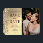Elegantes Gold Glitzer Foto Hochzeit speichern Magnet<br><div class="desc">Das elegante Gold Glitzer Foto Wedding Save The Date Invitation Magnete verfügt über ein elegantes braunes Drehbuch auf einem goldenen Glitzer-Hintergrund mit Ihrem LieblingsFoto. Anpassen durch Bearbeiten der Textfelder Entwickelt für Sie von ©Evco Studio unter www.zazzle.com/store/evcostudio</div>