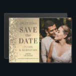 Elegantes Gold Glitzer Foto Hochzeit speichern Magneteinladung<br><div class="desc">Das elegante Gold Glitzer Foto Wedding Save The Date Magnetic Invitation verfügt über ein elegantes braunes Skript auf einem goldenen Glitzer Hintergrund mit Ihrem bevorzugten Foto. Anpassen durch Bearbeiten der Textfelder Entwickelt für Sie von ©Evco Studio unter www.zazzle.com/store/evcostudio</div>