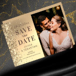 Elegantes Gold Glitzer Foto Hochzeit speichern Save The Date<br><div class="desc">Das elegante Gold Glitzer Foto Wedding Save The Date Invitation Invite verfügt über ein elegantes braunes Drehbuch auf einem goldenen Glitzer-Hintergrund mit Ihrem Lieblings-Foto. Ideal für Hochzeiten,  Geburtstag,  Jubiläum,  Bat Mitzvah,  Babyduschen,  Partys und Feiern. Entworfen für Sie von © Evco Studio unter www.zazzle.com/store/evcostudio</div>