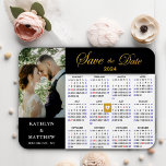 Elegantes Gold Glitzer Script Foto Save the Date Magnet<br><div class="desc">Elegantes Gold Glitzer Script "Save the Date" Magnet mit 2024 Jahreskalender mit einem schönen Foto. Lass deiner Familie, Freunden und Kollegen, dass du mit diesem eleganten Magneten ein Set für deine Hochzeitsfeier hast. Um den goldenen Herz-Marker zu verschieben > klicken Sie auf blau "Personalisieren" > Nach unten scrollen > klicken...</div>