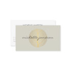 Elegantes Gold Leaf Logo auf Light Tan
