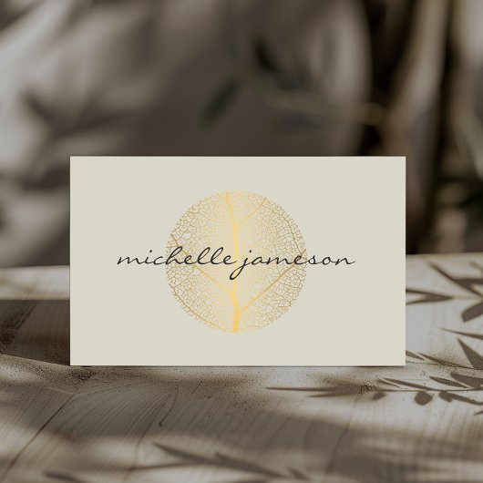 Elegantes Gold Leaf Logo auf Light Tan Visitenkarte