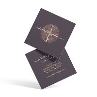 Elegantes Gold-Leaf-Logo auf Lila Rose