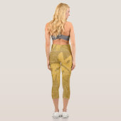 Elegantes Gold Leaf Ocher Classic Muster Capri Leggings (Rückseite)