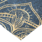 Elegantes Gold Mandala Blue Whimsy Design Tischdecke (Schrägansicht)