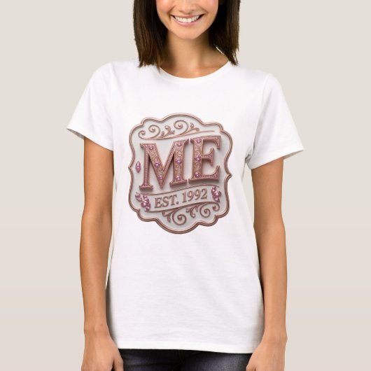 Elegantes Gold ME EST 1992 Statement-Design T-Shirt (Vorderseite)