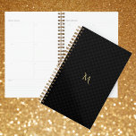 Elegantes Gold Mit Monogramm Black Checkered Jährl Planer<br><div class="desc">Maßgeschneidertes, personalisiertes, modernes, trendiges, elegantes, schwarz-graues Schachmuster, elegante Imitate mit Goldtypografie / Drehbuch mit Monogramm, Wochen- und Monatsblende mit einem Stück lustigen und farbenfrohen, repositionierbaren Aufklebern im Rücken. Geben Sie einfach Ihre Monogramm / Initialen ein, um sie anzupassen. Planen Sie Ihre Tage stilvoll mit diesem anpassbaren Planer. Mit seinen monatlichen...</div>