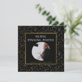 Elegantes Gold Nurse Pinning Ceremory Foto Einladung (Stehend Vorderseite)