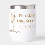 Elegantes Gold Perlen und Prosecco Brautparty<br><div class="desc">Erleben Sie Ihr Brautparty mit unseren eleganten Golden Pearls und Prosecco Thermal Wine Tumbler, dem Inbegriff von Eleganz und Praxisnähe. Dieser mit Doppelwandisolierung gefertigte Schuster behalte Ihren Lieblingswein oder Cocktail bei perfekter Temperatur, mit glänzenden Goldakzenten und zarten Perlen für eine Touch der Eleganz. Ob Sie beim Toast Champagner trinken oder...</div>