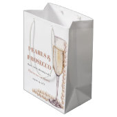 Elegantes Gold Perlen und Prosecco Brautparty Mittlere Geschenktüte (Rückseite Schrägansicht)