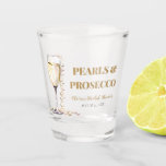 Elegantes Gold Perlen und Prosecco Brautparty Schnapsglas<br><div class="desc">Genießen Sie die Eleganz unserer eleganten Perlen aus Gold und Prosecco Brautparty Shot Glass. Dieses exquisite Schuss-Glas strahlt Raffinesse aus, besticht durch schimmernde Goldakzente und zarte Perlen, die perfekt den feierlichen Geist Ihres Brautparty ergänzen. Schlürfen Sie Ihren Lieblings-Likör oder Toast mit einem Foto von Prosecco im Stil, während Sie unvergessliche...</div>