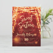 Elegantes Gold & Red String Lights Foto Sweet 16 Einladung (Stehend Vorderseite)