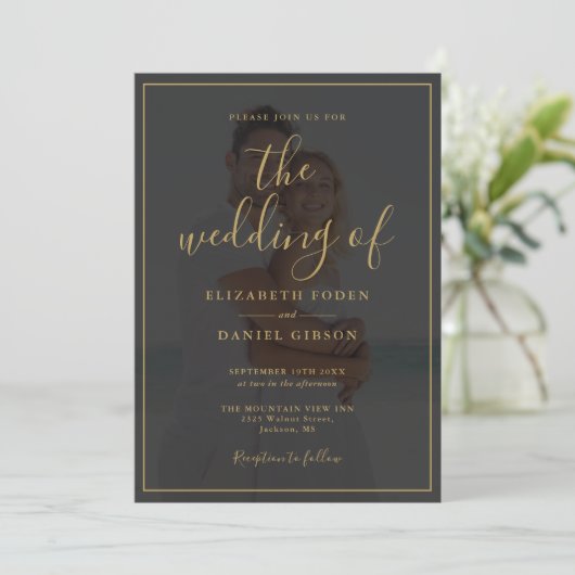 Elegantes Gold Script 2 Foto Hochzeit Einladung (Stehend Vorderseite)
