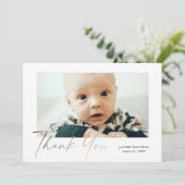 Elegantes Gold Script Baby Foto Dankeskarte (Stehend Vorderseite)