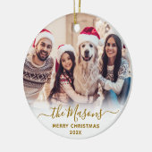 Elegantes Gold Script Family Foto Frohe Weihnachte Keramik Ornament (Links)